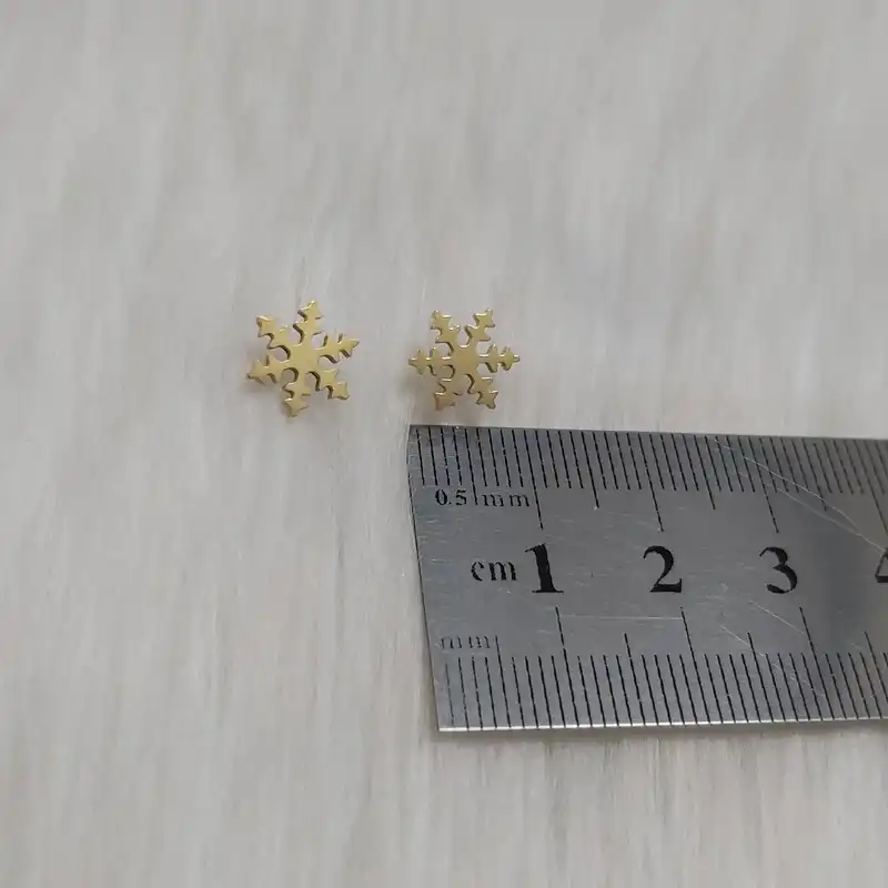 گوشواره زنانه مدل میخی طرح دانه برف کد sw110