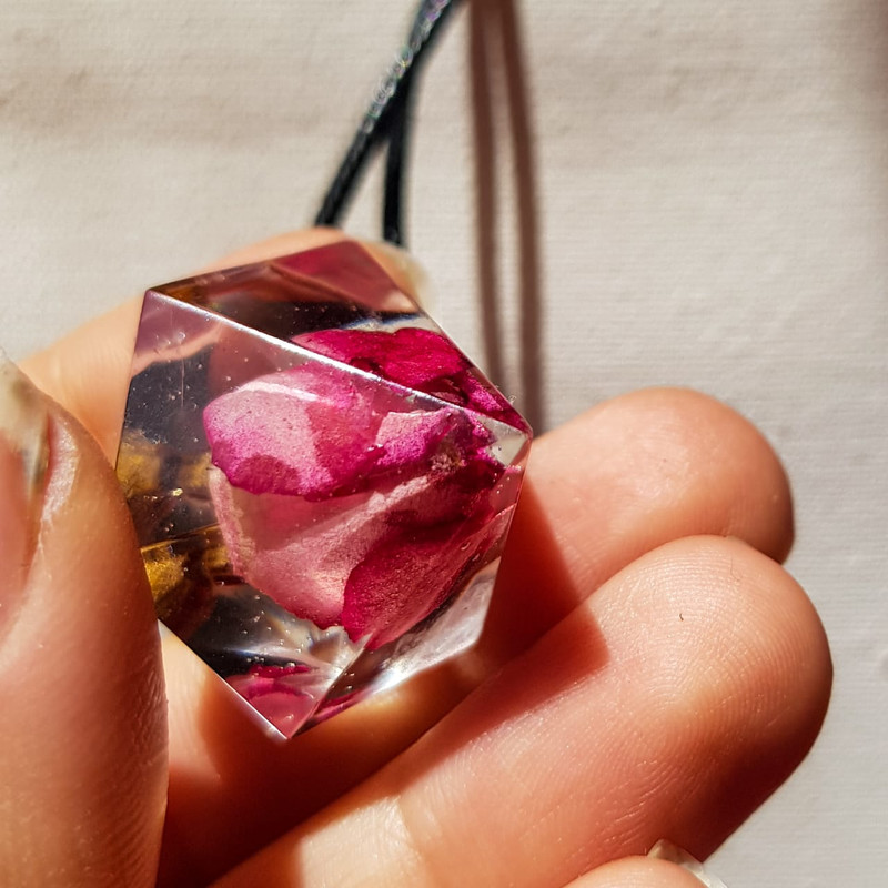 گردنبند دخترانه مدل رزینی هرمی گل خشک گردنبند دخترانه مدل رزینی هرمی گل خشک