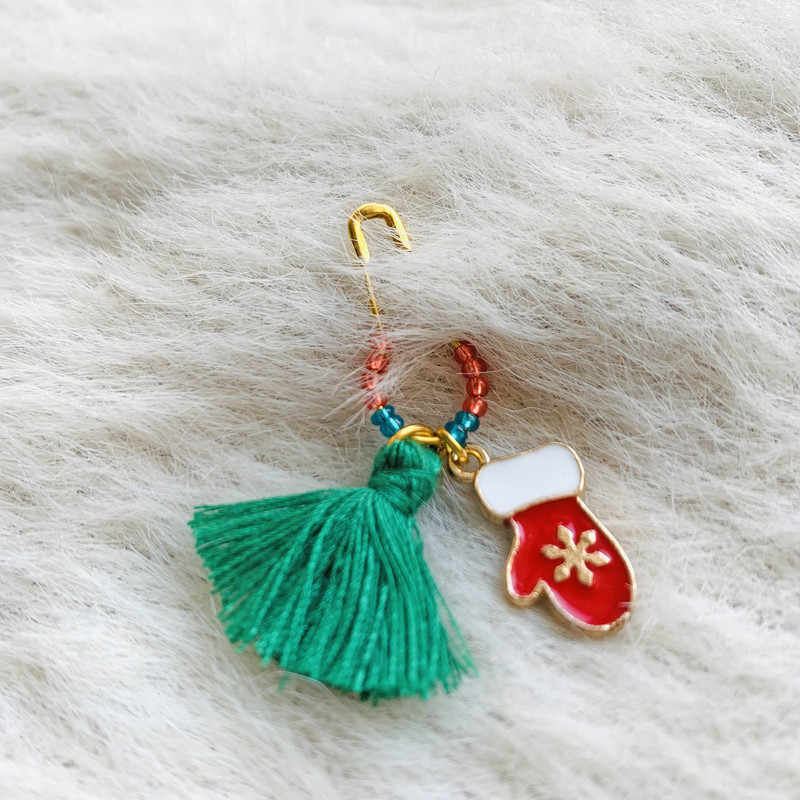 سنجاق سینه زنانه طرح دستکش