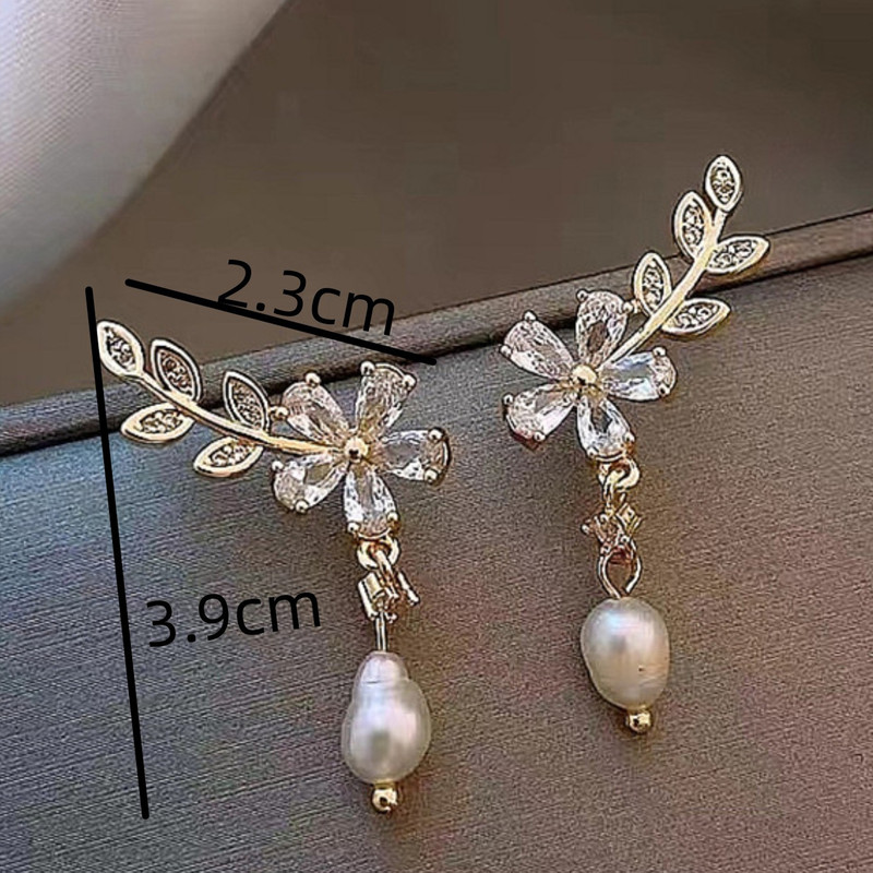 گوشواره زنانه مدل گل و برگ هلال کد 00702