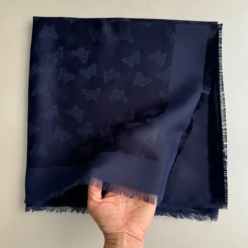 روسری زنانه مدل نخی ژاکارد طرح پروانه ریز کد 1