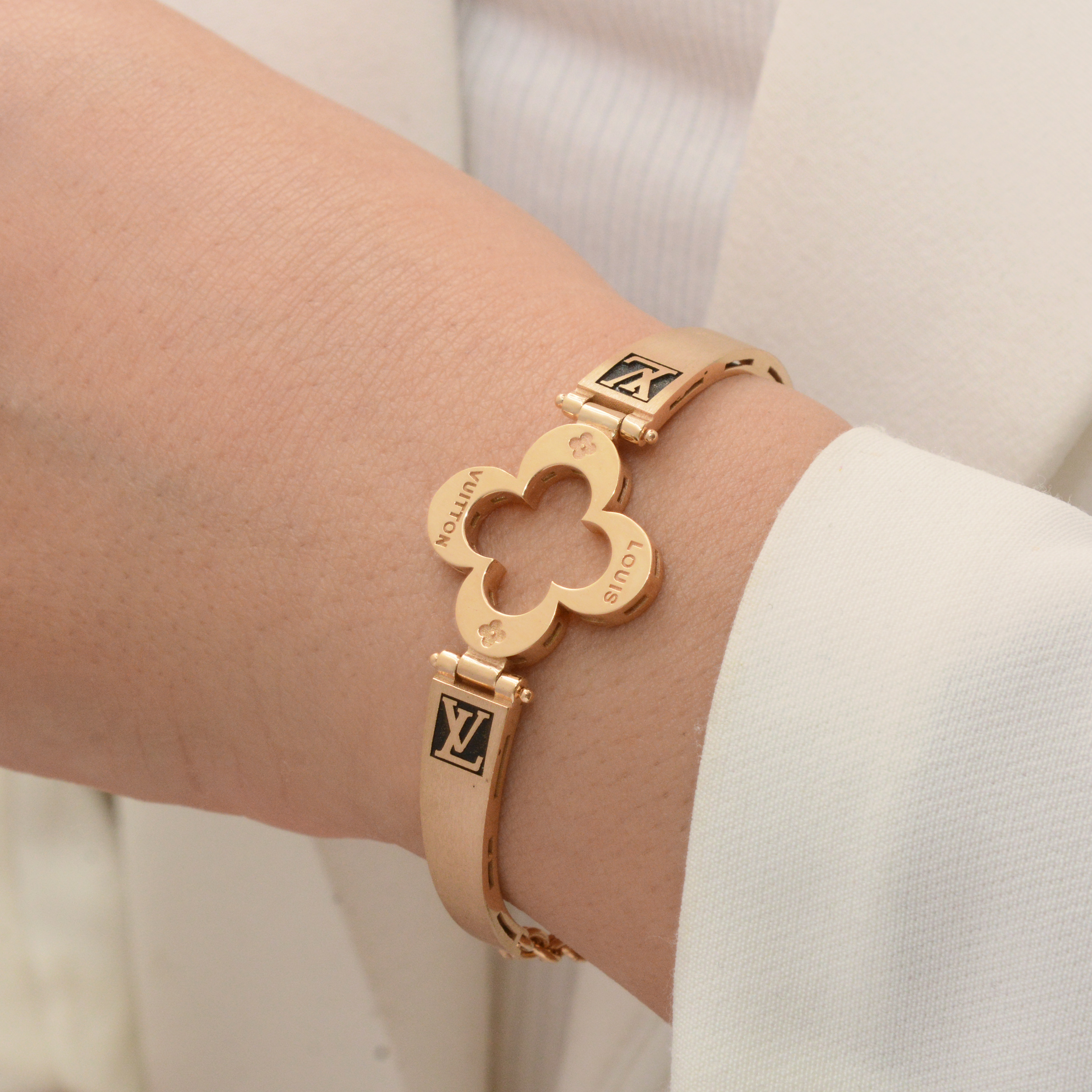 دستبند طلا 18 عیار زنانه طلای مستجابی کد LV18