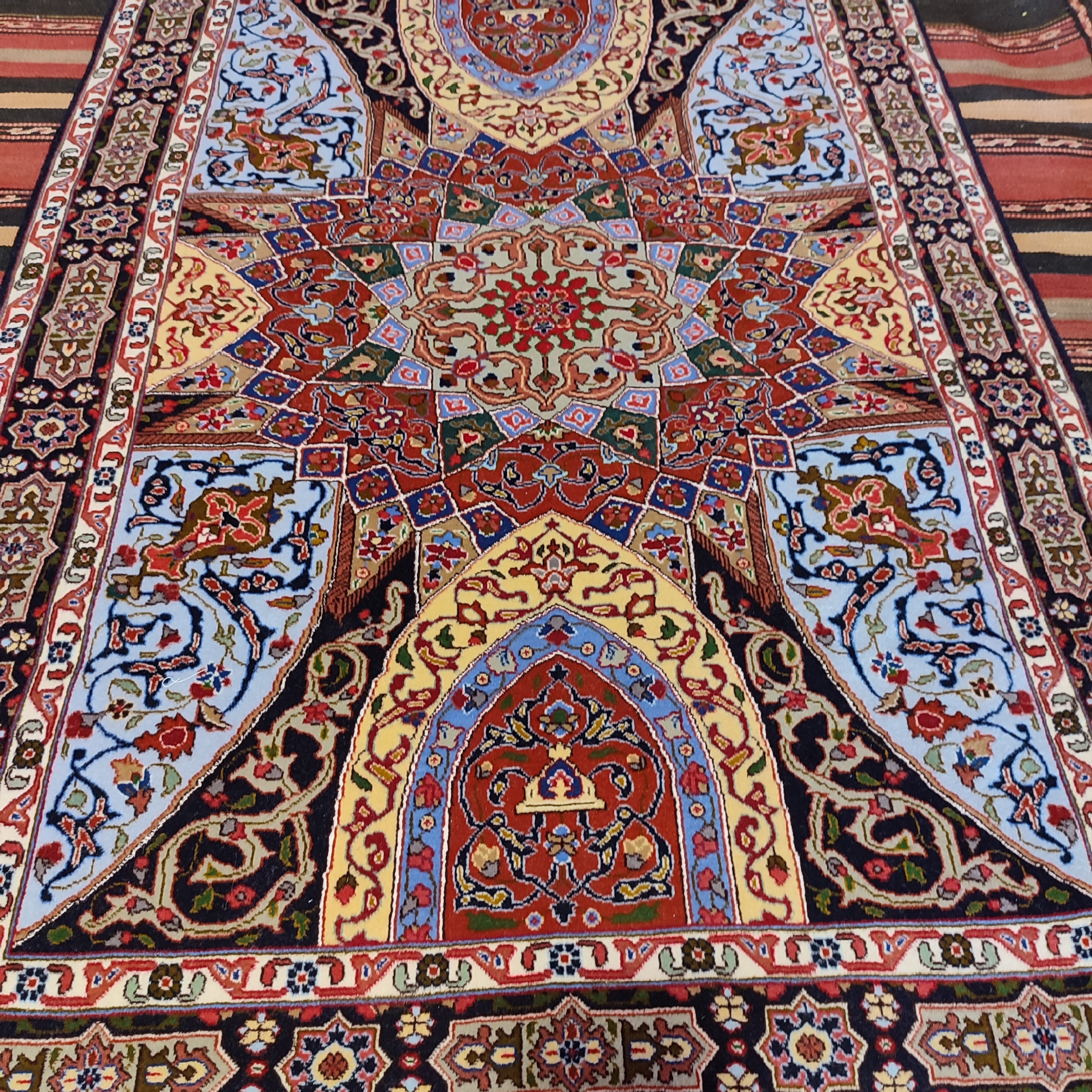 فرش دستبافت دو متری طرح گنبدی کد SH 52
