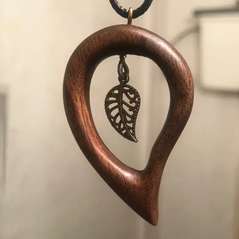 گردنبند مدل چوبی دستساز طرح برگ