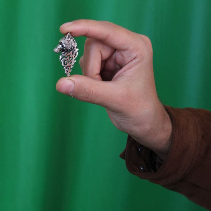 گل سینه زنانه مدل گرگ