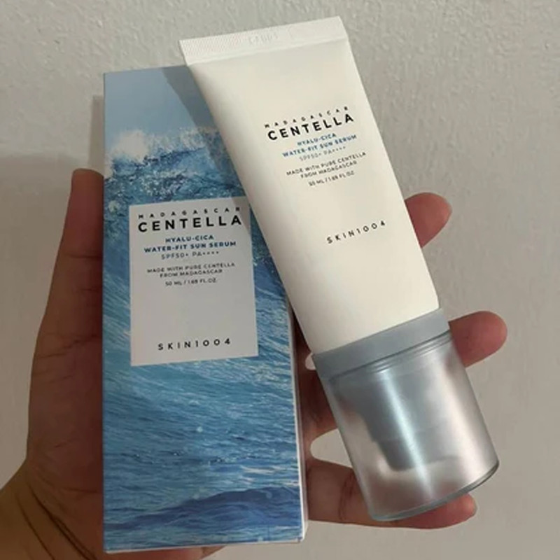 کرم ضد آفتاب بدون رنگ سنتلا، 50 SPF، مدل 1004، مناسب پوست حساس، نرمال و خشک و حجم 50 میلی‌لیتر، محافظت کننده در برابر اشعه UVA و UVB، بدون تست حیوانی، ++++PA، آبرسان، ضد التهاب، با ماندگاری 3 ساعته