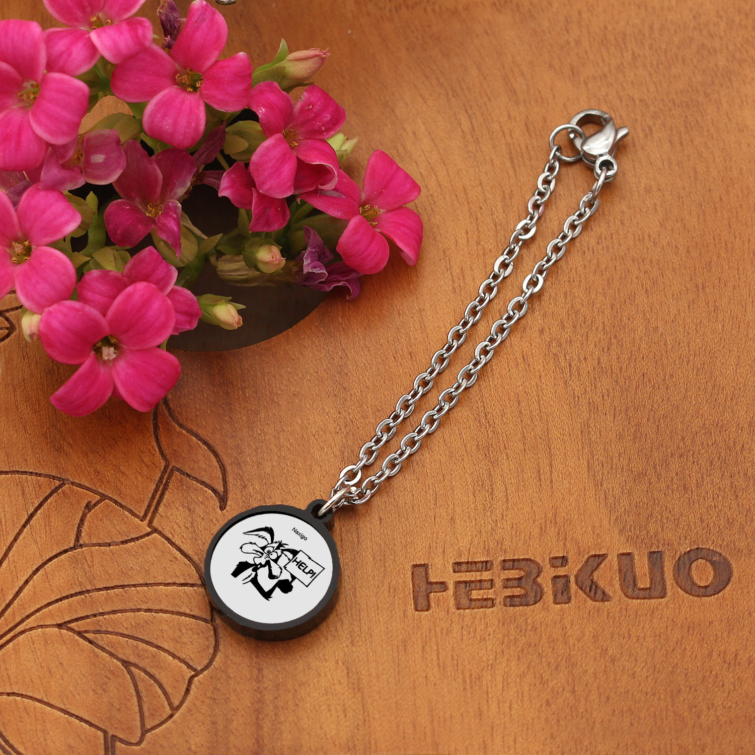 آویز ساعت زنانه ناکسیگو مدل شب تاب طرح وایل ای کد AW8765