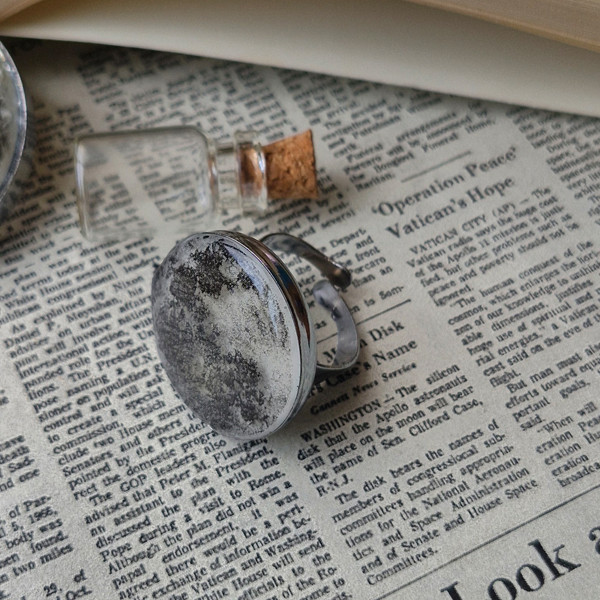 انگشتر مدل رزینی طرح ماه شبتاب