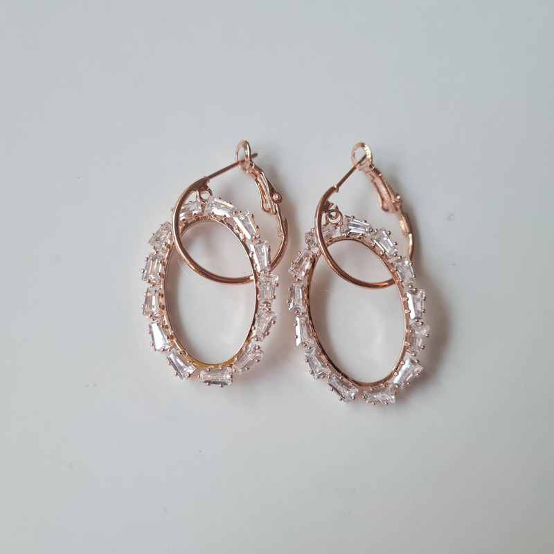 گوشواره زنانه مدل بیضی نگین دار گوشواره زنانه مدل بیضی نگین دار