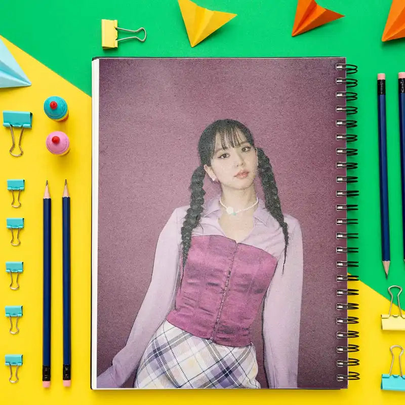 دفتر مشق باژیکان مدل بلک پینک کد 20211329 به همراه فتوکارت مجموعه 24 عددی