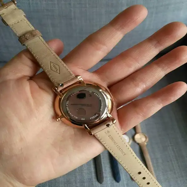 ساعت مچی عقربه ای زنانه فسیل مدل ES4376