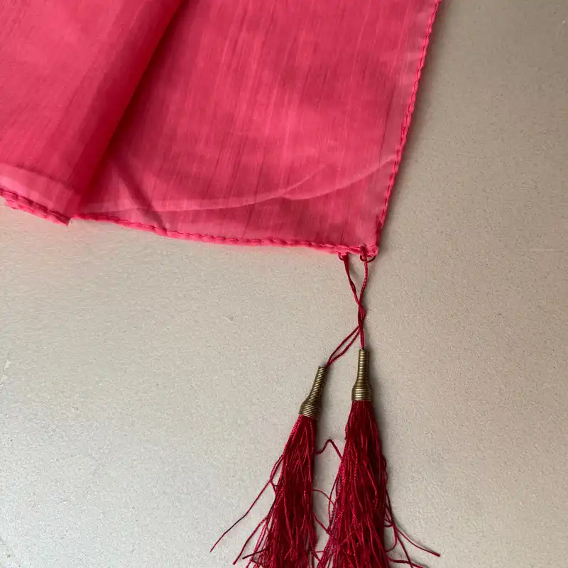 شال زنانه مدل حریر نازک ساده منگوله دار