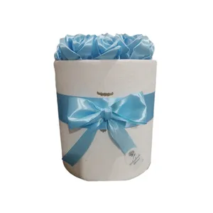 باکس گل مصنوعی مدل روبانی ۱۵ شاخه‌ای