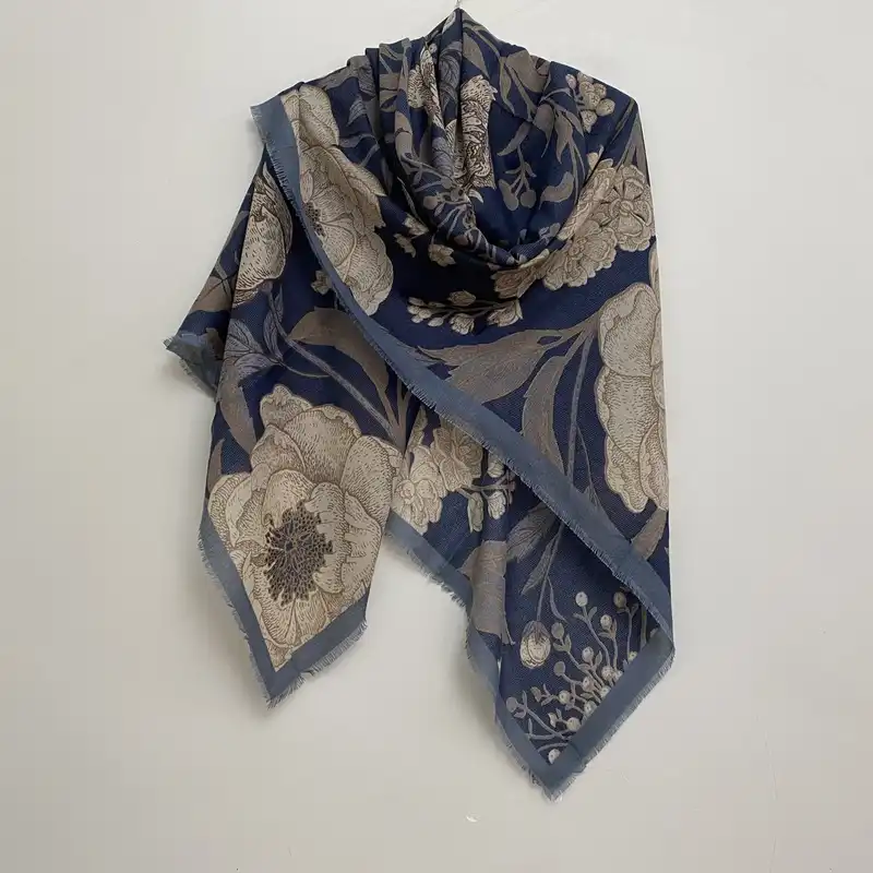 روسری زنانه مدل نخ پنبه وارداتی دور ریش کد ۱۰۱۰