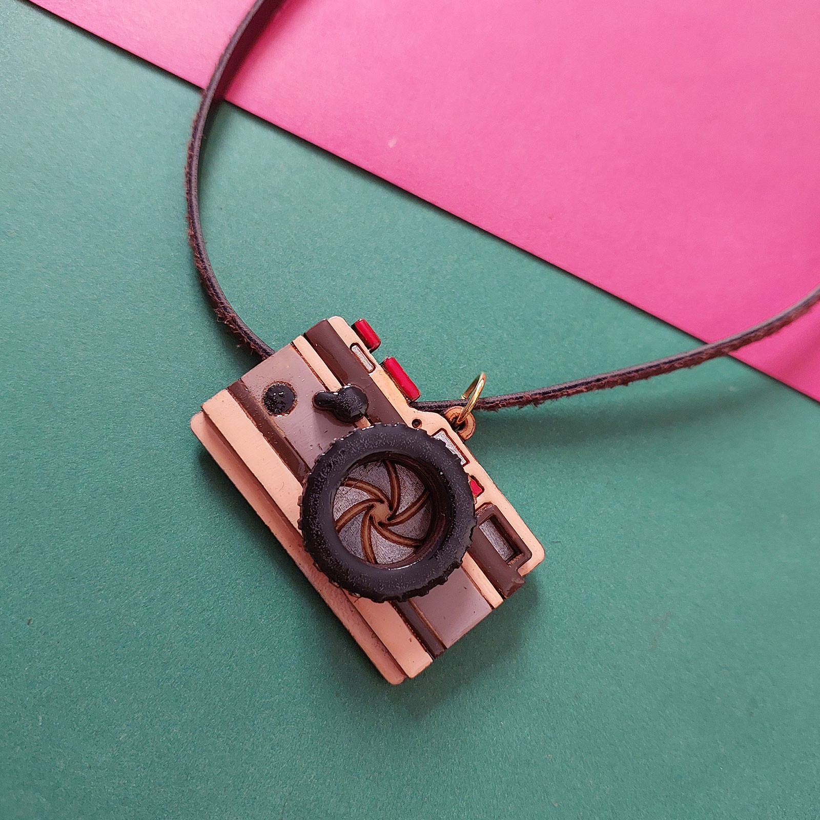 گردنبند زنانه مدل چوبی طرح دوربین عکاسی کد NC034