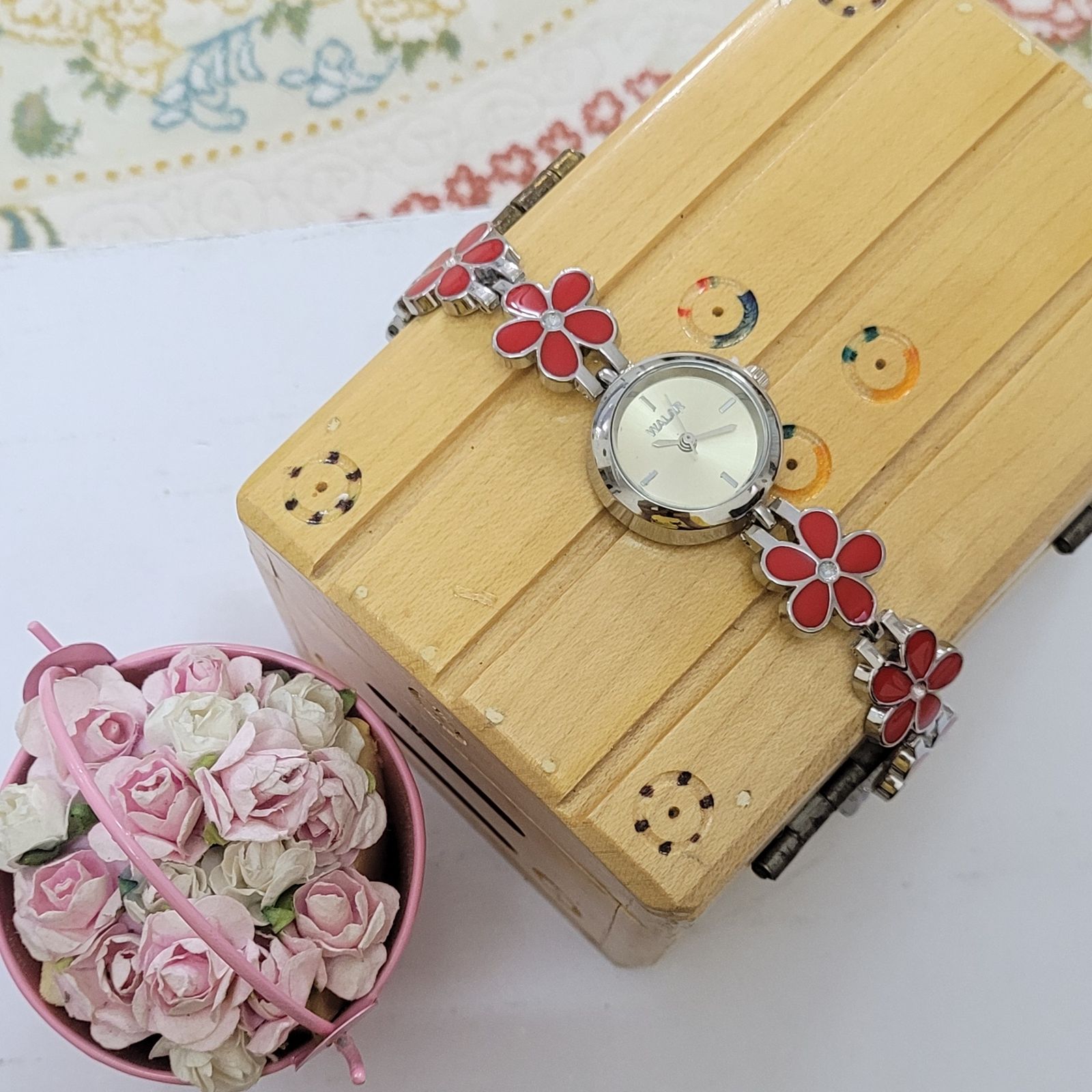 ساعت مچی عقربه ای دخترانه والار مدل گل کد 02 -  - 2