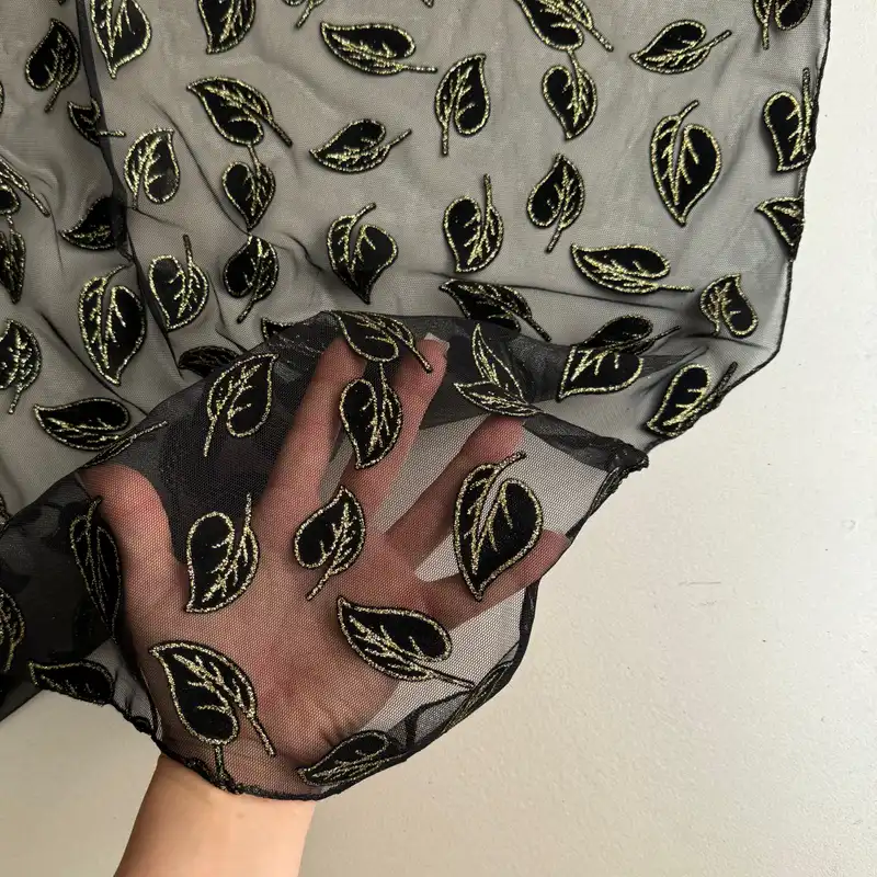 روسری زنانه مدل مینی توری برگ برگی برجسته طلاکوب قواره 75