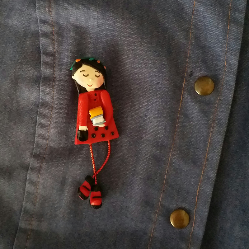 گل سینه دخترانه مدل دختر کتاب فروش کد SS115