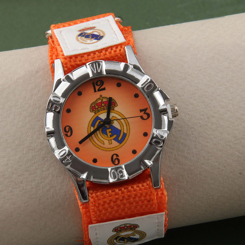ساعت  مچی عقربه ای پسرانه مدل بند چسبی طرح رئال مادرید کد WHK_088
