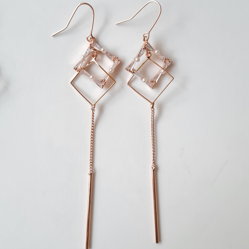 گوشواره زنانه مدل لوزی نگینی گوشواره زنانه مدل لوزی نگینی