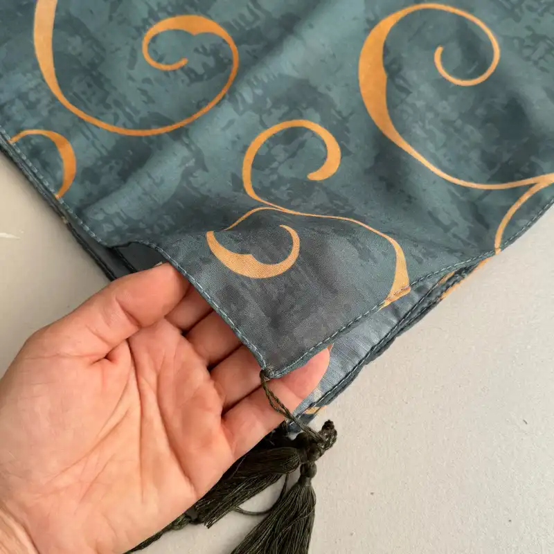 روسری زنانه مدل نخی منگوله دار قواره بزرگ فرفورژه چهار فصل کد 2