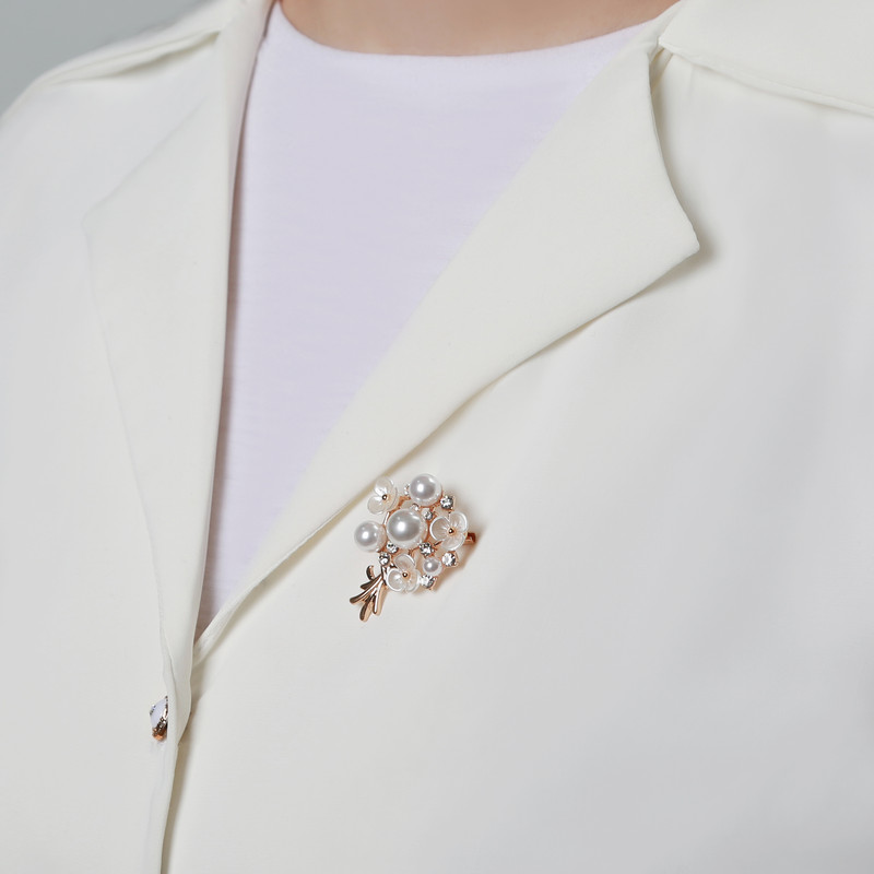 گل سینه زنانه مدل شکوفه ی مروارید دار کد 112005728 گل سینه زنانه مدل شکوفه ی مروارید دار کد 112005728