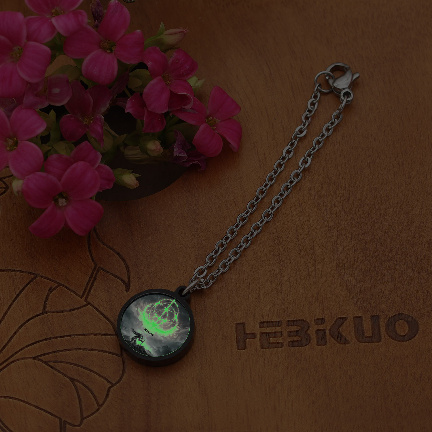 آویز ساعت زنانه ناکسیگو مدل شب تاب طرح Elden Ring کد AW7205