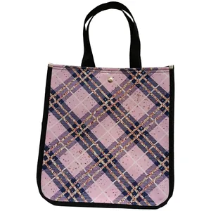 ساک دستی مدل دکمه‌ای طرح چهارخانه