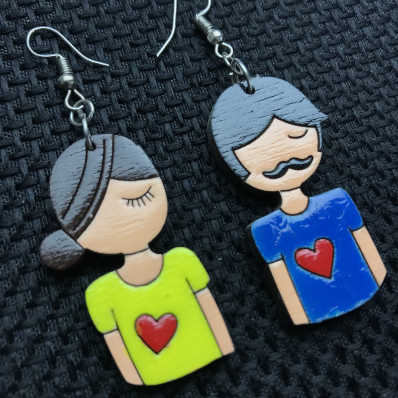 گوشواره دخترانه مدل بلک لایت طرح عشق