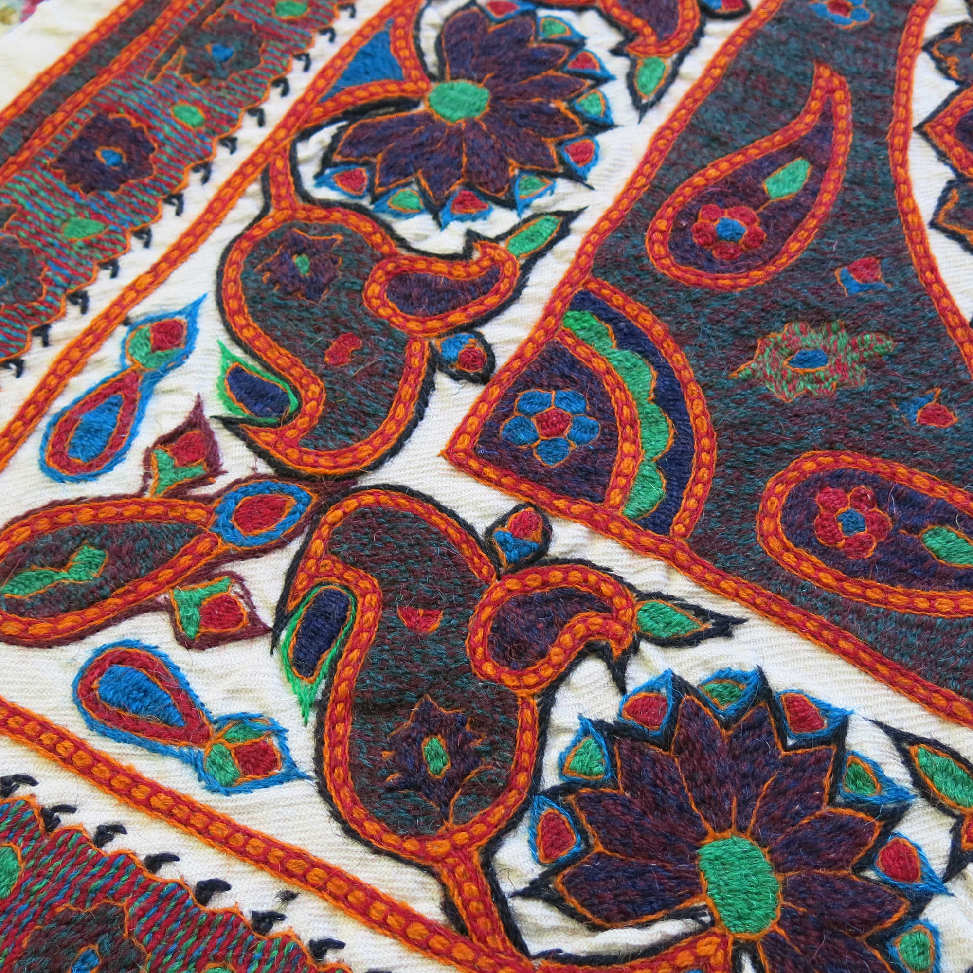 رومیزی سوزن دوزی مدل گل زنبق کد ۱۰۳