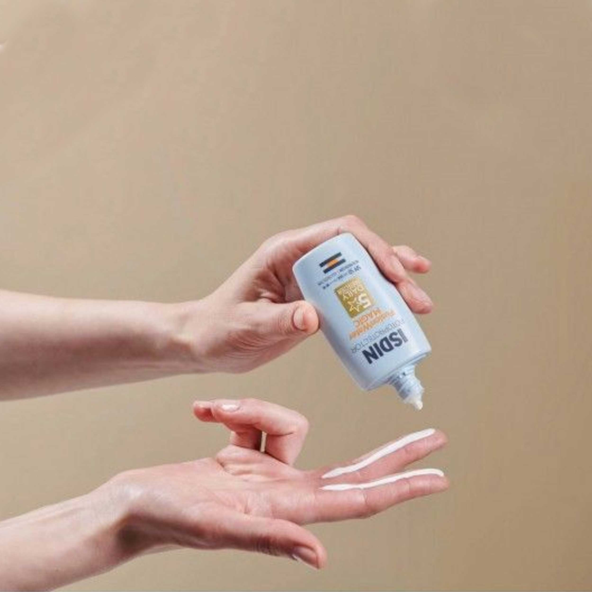 فلوئید ضد آفتاب بدون رنگ ایزدین SPF 50 مدل Fusion Water Magic ‌مناسب انواع پوست حجم 50 میلی‌لیتر