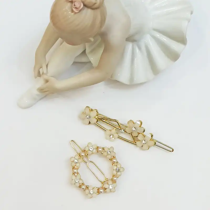 گیره مو زنانه مدل مجلسی فلزی بابونه حلقه و سه گل بسته دو عددی