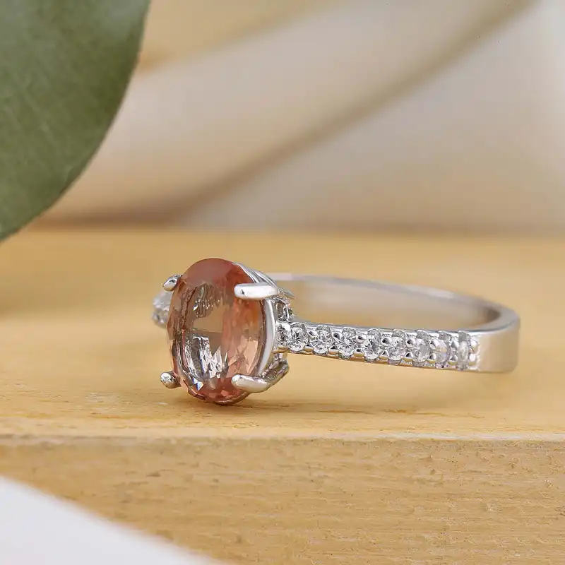 انگشتر نقره زنانه بازرگانی میلادی مدل سنگ الکساندریت نگین برلیان بدون ریزش آبکاری رادیوم کد AWR_1620