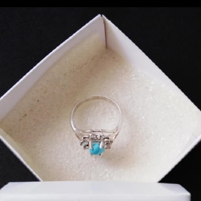 انگشتر نقره زنانه مدل سنگ فیروزه نیشابور مخراج برلیان کد ۱۱۰۰ انگشتر نقره زنانه مدل سنگ فیروزه نیشابور مخراج برلیان کد ۱۱۰۰