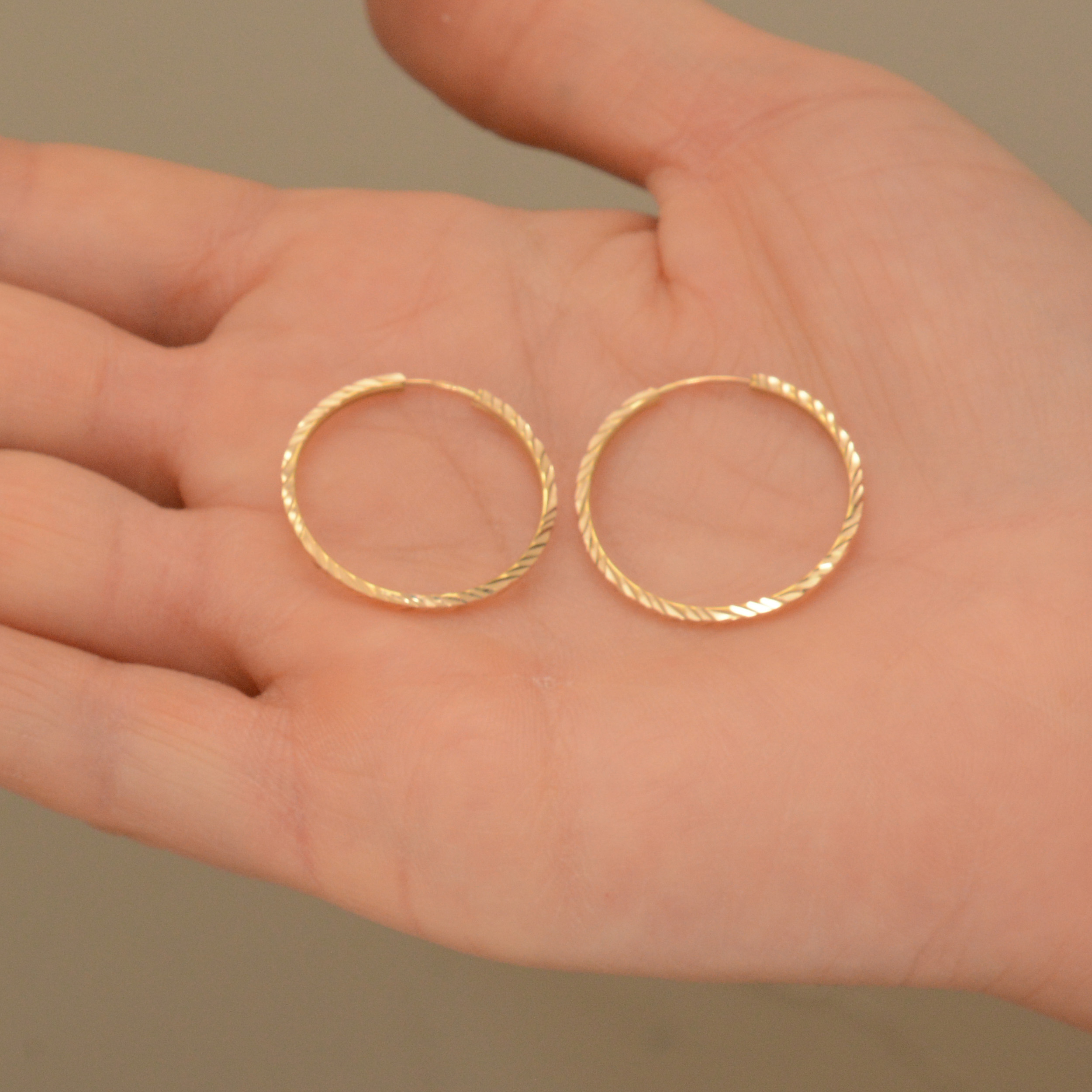 گوشواره طلا 18 عیار زنانه طلای مستجابی مدل حلقه ای تراش کد 10