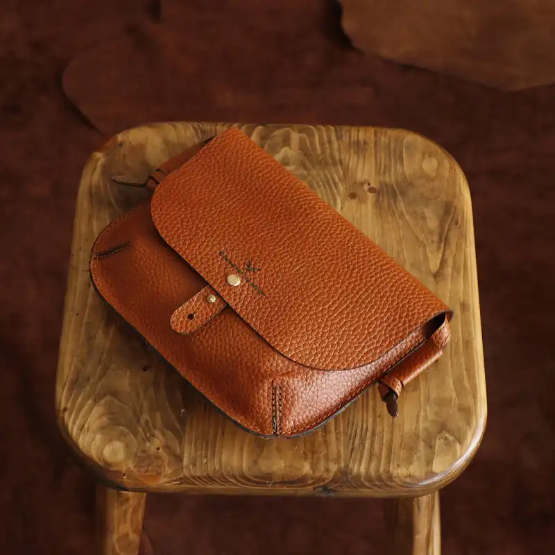 کیف دوشی زنانه چرم بارثاوا مدل 1261