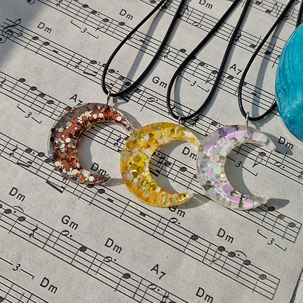 گردنبند دخترانه مدل رزینی طرح هلال ماه 2 گردنبند دخترانه مدل رزینی طرح هلال ماه 2