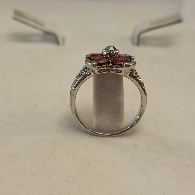 انگشتر زنانه مدل گل نگین دار