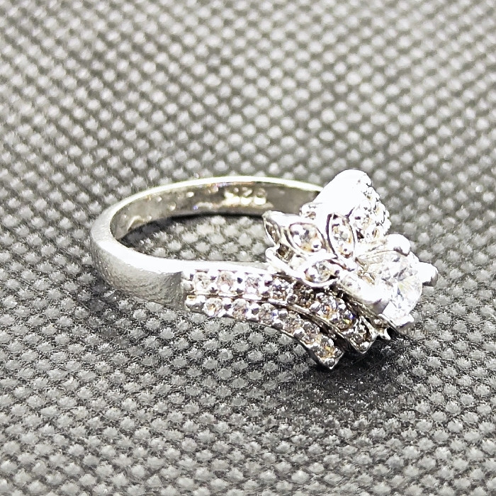 انگشتر نقره زنانه مدل سنگ برلیان اتمی کد 286