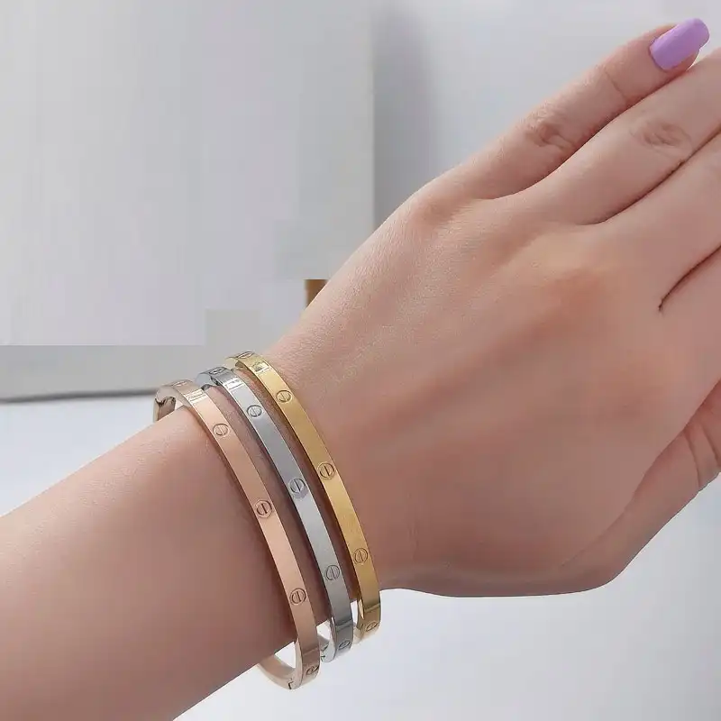 دستبند زنانه مدل لاو ظریف 40