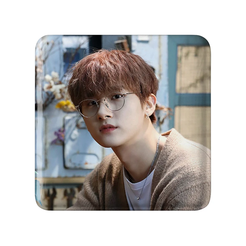 مگنت خندالو طرح آی ام گروه مانستا اکس MONSTA X مدل مربعی کد 21118
