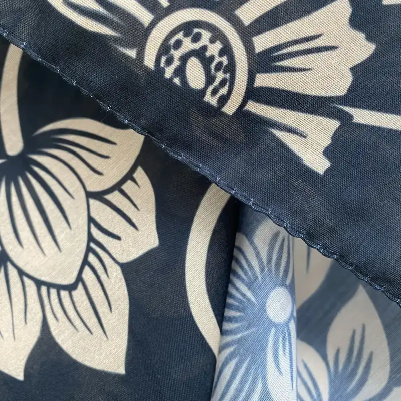 روسری زنانه مدل نخ چهارفصل منگوله دار کد 881