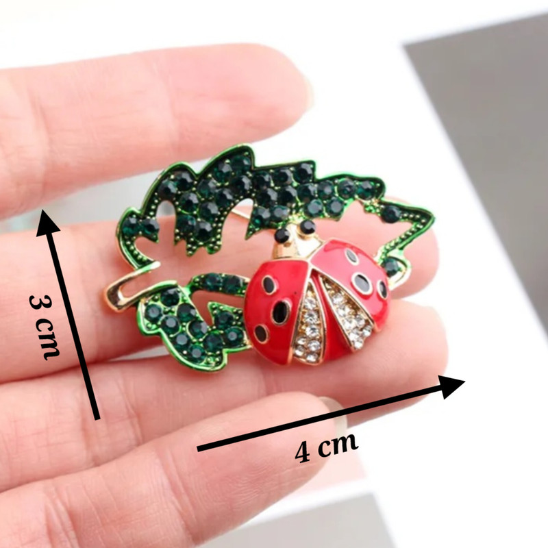 گل سینه زنانه مدل کفشدوزک و برگ نگین دار کد brg 1833