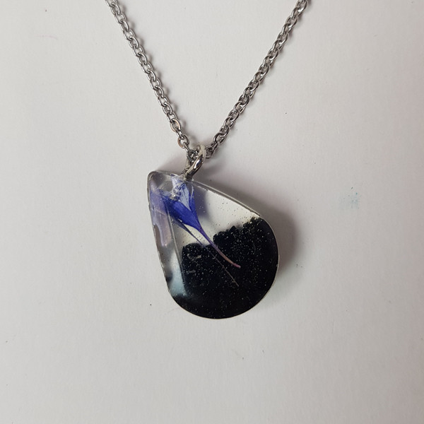 گردنبند دخترانه مدل رزینی طرح خاک و گل