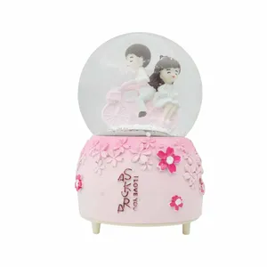 گوی موزیکال مدل پمپی چراغ دار طرح گشت و گذار عاشقانه با دوچرخه کد 5