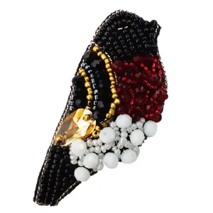 سنجاق سینه زنانه مدل سینه سرخ کد 008