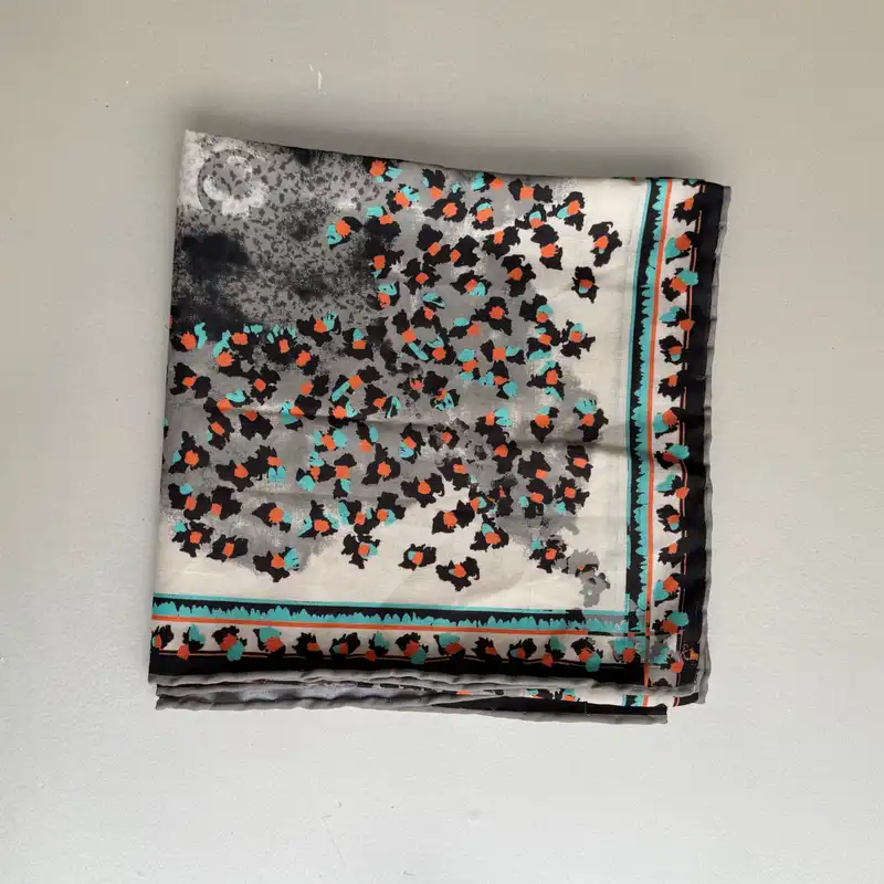 روسری زنانه مدل نخی ساده حاشیه ابر و بادی پلنگی چهار فصل دور دست دوز قواره بزرگ کد 1