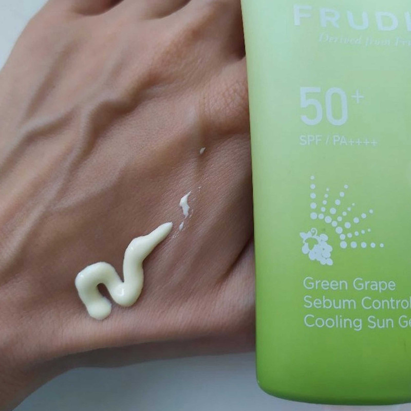 ژل ضد آفتاب بی رنگ فرودیا SPF 50 مدل Green Grape ‌مناسب پوست‌های چرب و مختلط حجم 50 میلی‌لیتر