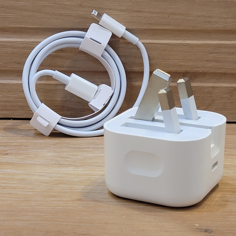شارژر دیواری  20 وات مدل ZP/A به همراه کابل شارژ  USB-C به  Lightning