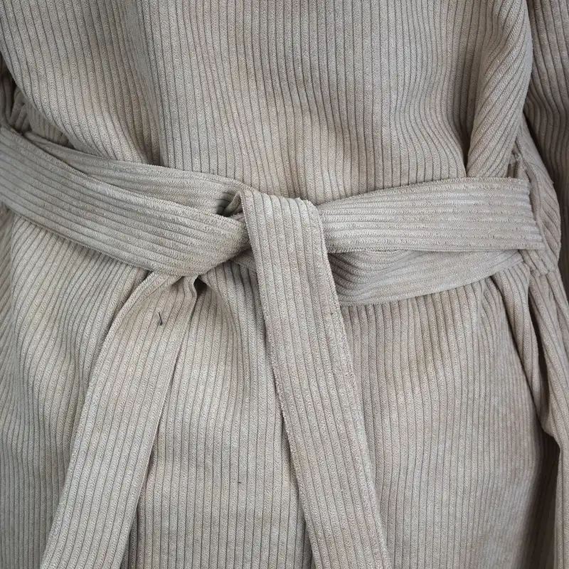 مانتو زنانه مدل مخمل کبریتی رنگ کرم